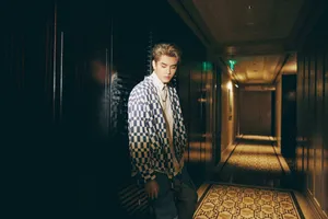 吴亦凡帅气街头风时尚写真_7