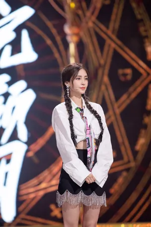 angelababy流苏裙长辫综艺舞台照图片