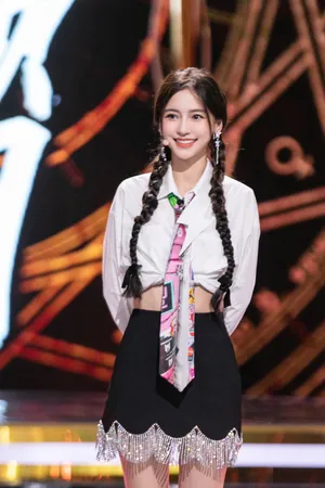 angelababy流苏裙长辫综艺舞台照图片
