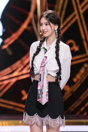 angelababy流苏裙长辫综艺舞台照图片_2