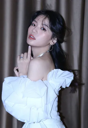 黄英一字肩性感靓丽写真图片_4