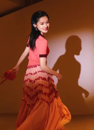 张婧仪刺绣半身裙俏丽写真图片