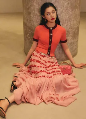 张婧仪刺绣半身裙俏丽写真图片_1