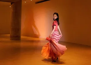 张婧仪刺绣半身裙俏丽写真图片_5