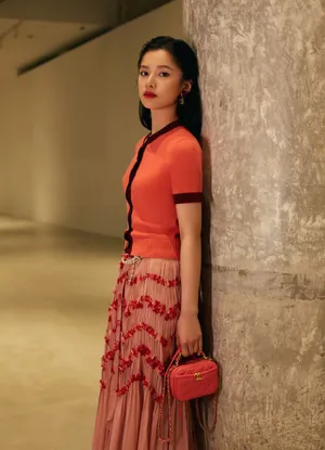 张婧仪刺绣半身裙俏丽写真图片_6