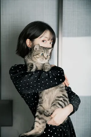 李溪芮波点裙抱猫优雅写真图片