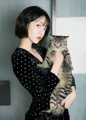 李溪芮波点裙抱猫优雅写真图片