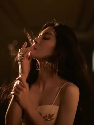 张碧晨白色长裙性感写真图片_3