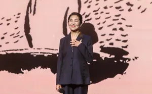 倪萍西装温婉干练暖心现场照图片_1