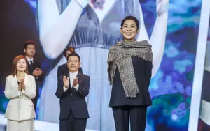 倪萍西装温婉干练暖心现场照图片
