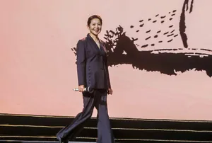 倪萍西装温婉干练暖心现场照图片_2