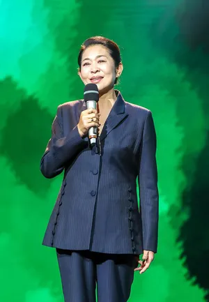 倪萍西装温婉干练暖心现场照图片_3
