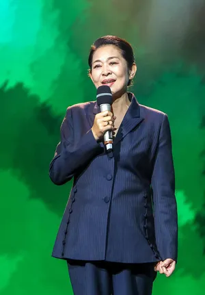 倪萍西装温婉干练暖心现场照图片_4