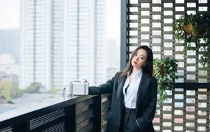 张靓颖西服套装优雅干练写真图片_2