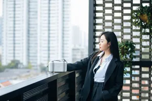 张靓颖西服套装优雅干练写真图片_3