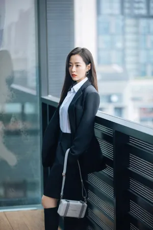 张靓颖西服套装优雅干练写真图片_4