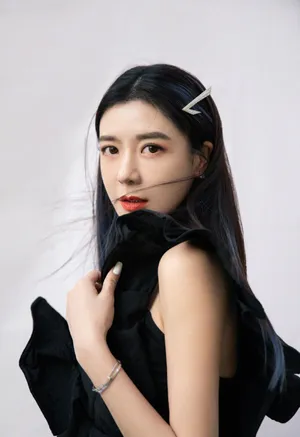 周韦彤黑蝴蝶裙性感写真图片_4