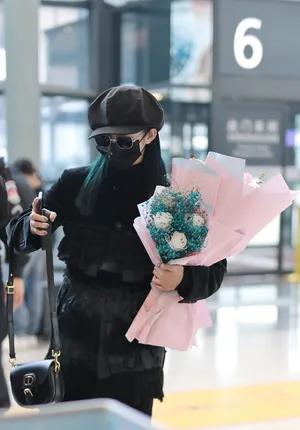 孟美岐超黑装扮美飒机场照图片_3