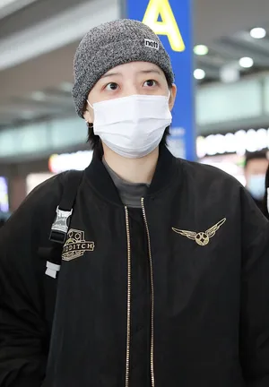 李斯丹妮针织帽全黑装扮酷帅写真图片