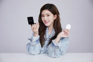 赵露思牛仔装清新代言写真图片