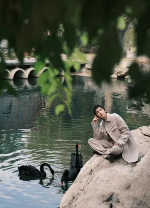 华晨宇短发造型帅气人物写真