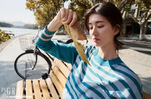 乔欣深秋落叶慵懒大片写真图片_2
