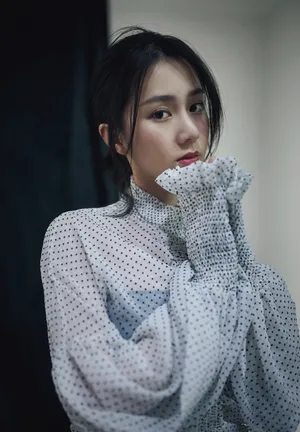 	关芯气质迷人唯美图片_1