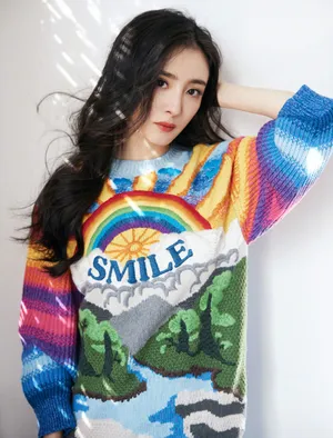 杨幂彩虹毛衣短裙性感写真图片