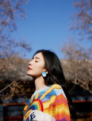 杨幂彩虹毛衣短裙性感写真图片_7