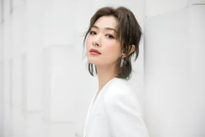 万茜白色长裙优雅气质写真