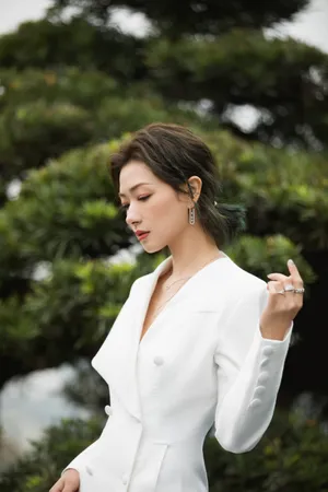 万茜白色长裙优雅气质写真_2