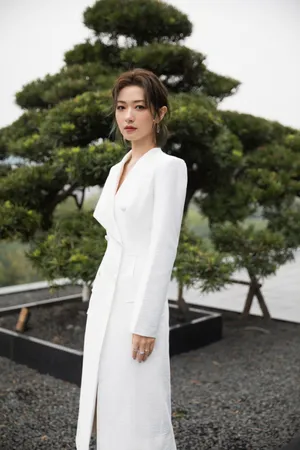 万茜白色长裙优雅气质写真_4