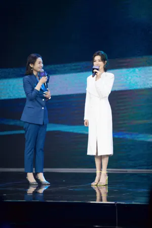 万茜白色长裙优雅气质写真_8
