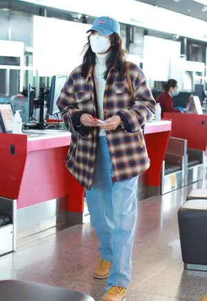 刘雯素颜格纹衬衫休闲惬意机场照图片_3