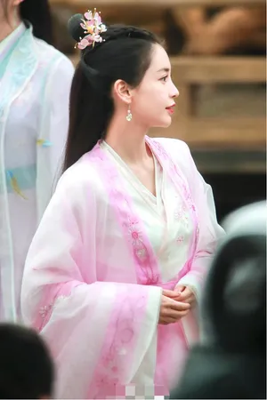 Angelababy古装粉衣清丽灵动美照图片