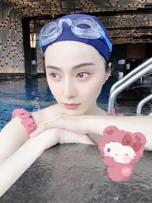 范冰冰粉色花朵泳装美艳动人美照图片
