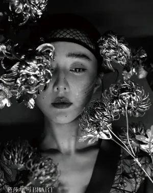 范冰冰粉色花朵泳装美艳动人美照图片_2