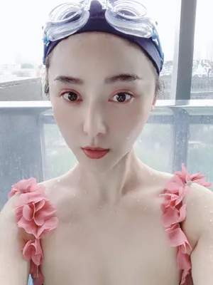 范冰冰粉色花朵泳装美艳动人美照图片_3