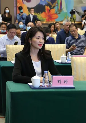 刘涛黑色西服气质优雅干练美照图片