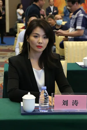 刘涛黑色西服气质优雅干练美照图片