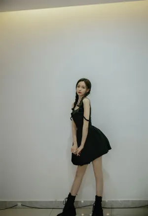 沈梦辰黑色吊带裙写真图片_2