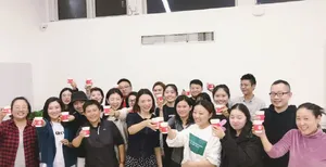 董卿庆生短发温暖阳光美照图片_3