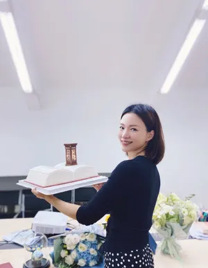 董卿庆生短发温暖阳光美照图片_4