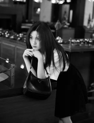 春夏黑裙白衬衫简约优雅写真图片第1张
