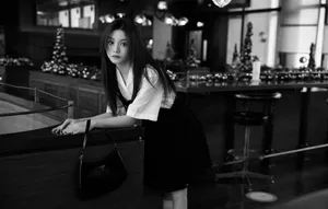 春夏黑裙白衬衫简约优雅写真图片第1张