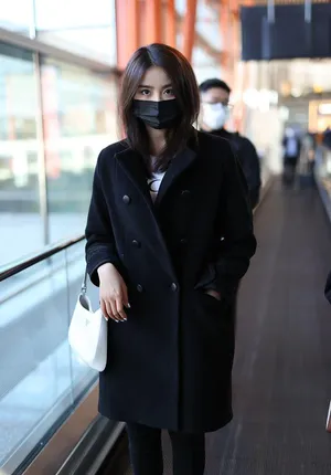 金子涵黑色装扮灵动低调机场照图片