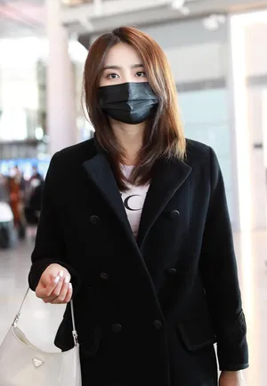 金子涵黑色装扮灵动低调机场照图片_2