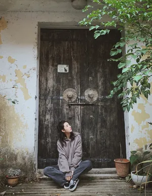 王玉雯温暖秋冬装老街写真图片