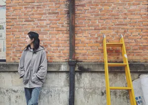 王玉雯温暖秋冬装老街写真图片_3