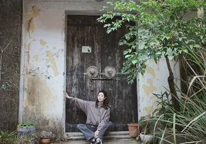 王玉雯温暖秋冬装老街写真图片_5